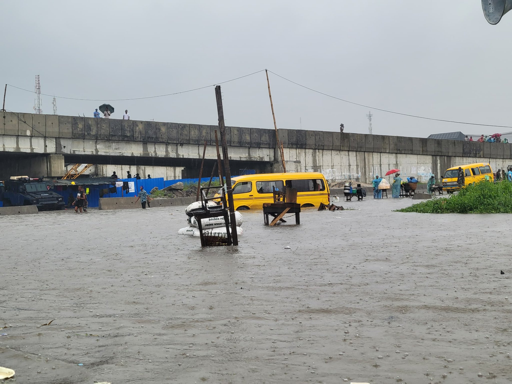 The Federal Government has directed the removal of debris from blocked drains along federal roads in Lagos state to curb the flood on the highways.