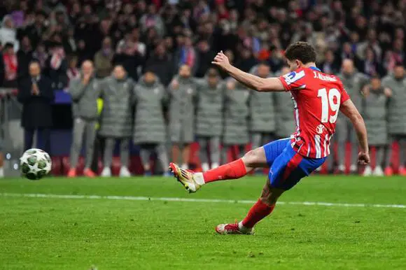 Simeone Questions VAR Decision on Alvarez’s Penalty as Champions League Drama Unfolds