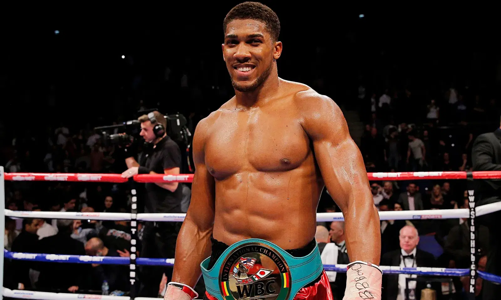 UK Anti-Doping Officials Interrupt Anthony Joshua’s Dinner in Dubai